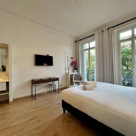 Charme Et Volupte A Republique Paryż