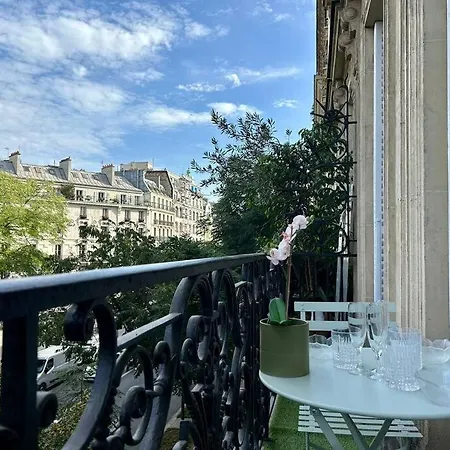 Charme Et Volupte A Republique Paryż