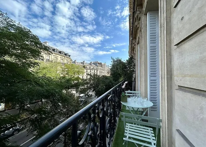 Charme Et Volupte A Republique *